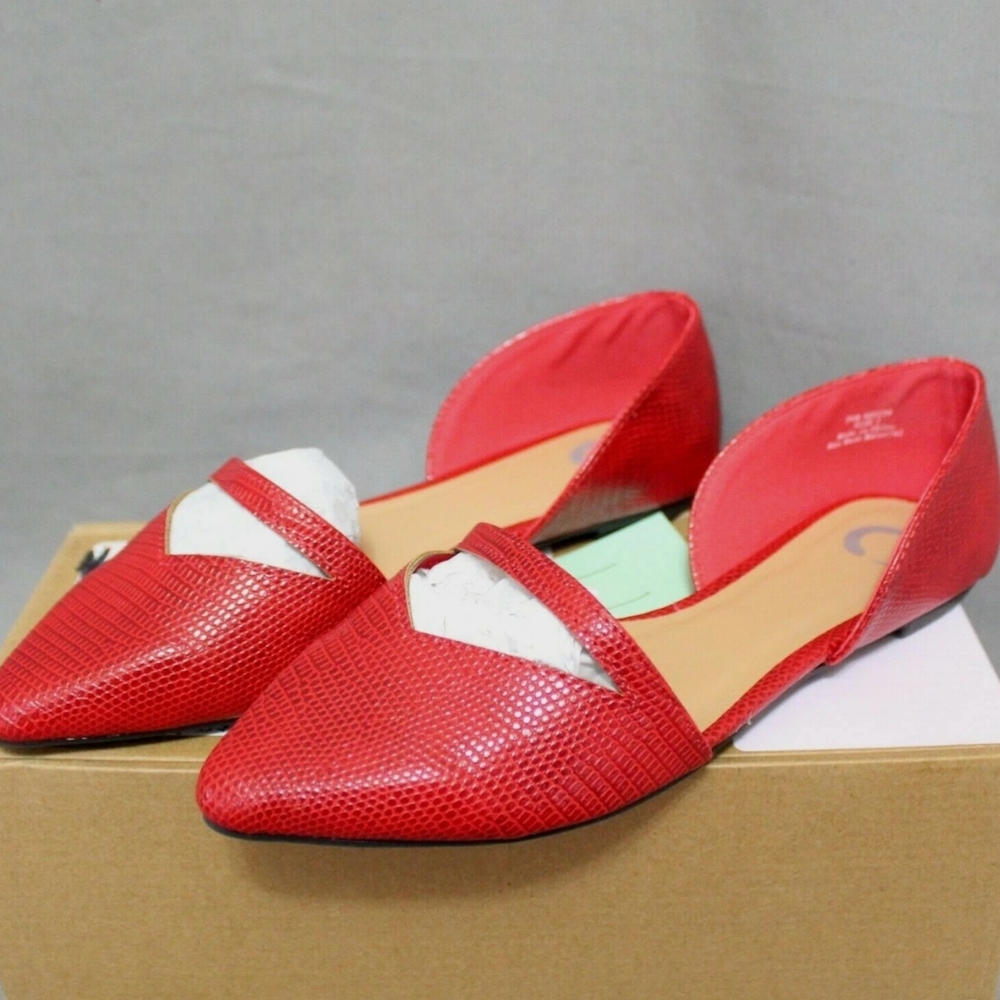 Journee Collection Women's Braely Pointed Toe Flats
